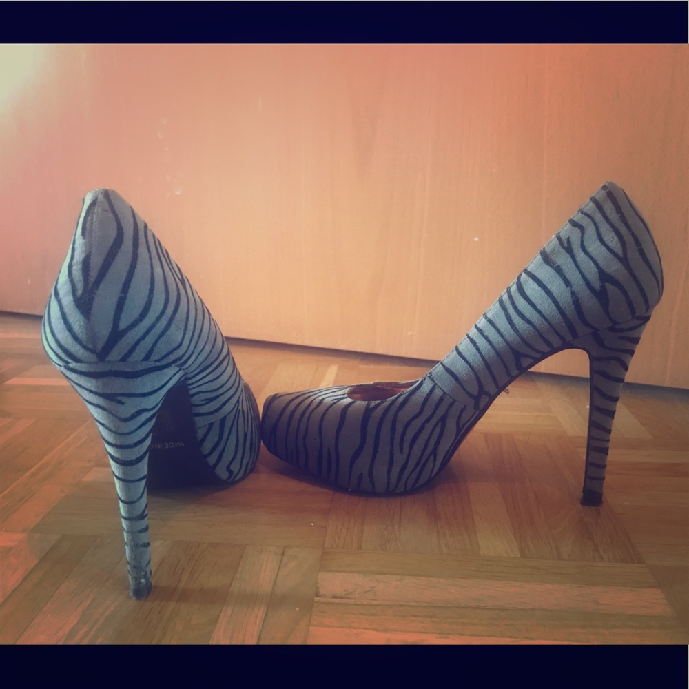 Grey zebra print pumps
